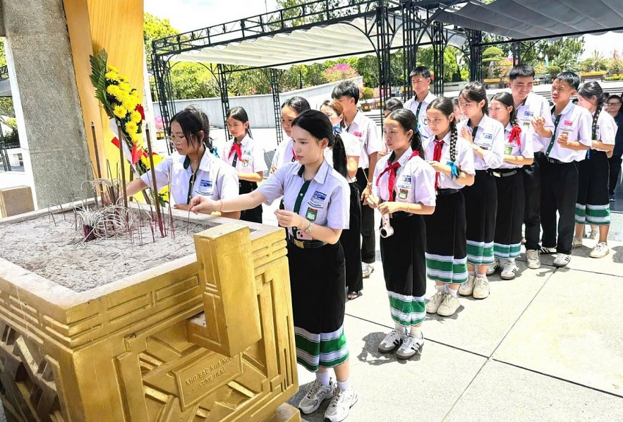 Students from Nguyen Du Lao-Vietnamese Bilingual School Learn about Vietnamese Culture and History Students from Nguyen Du Lao-Vietnamese Bilingual School Learn about Vietnamese Culture and History