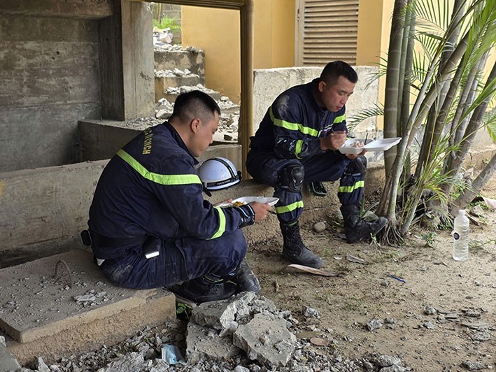 Vietnamese Public Security officers take a short break for a meal during the mission. (Photo: Ministry of Public Security) Vietnamese Public Security officers take a short break for a meal during the mission. (Photo: Ministry of Public Security)
