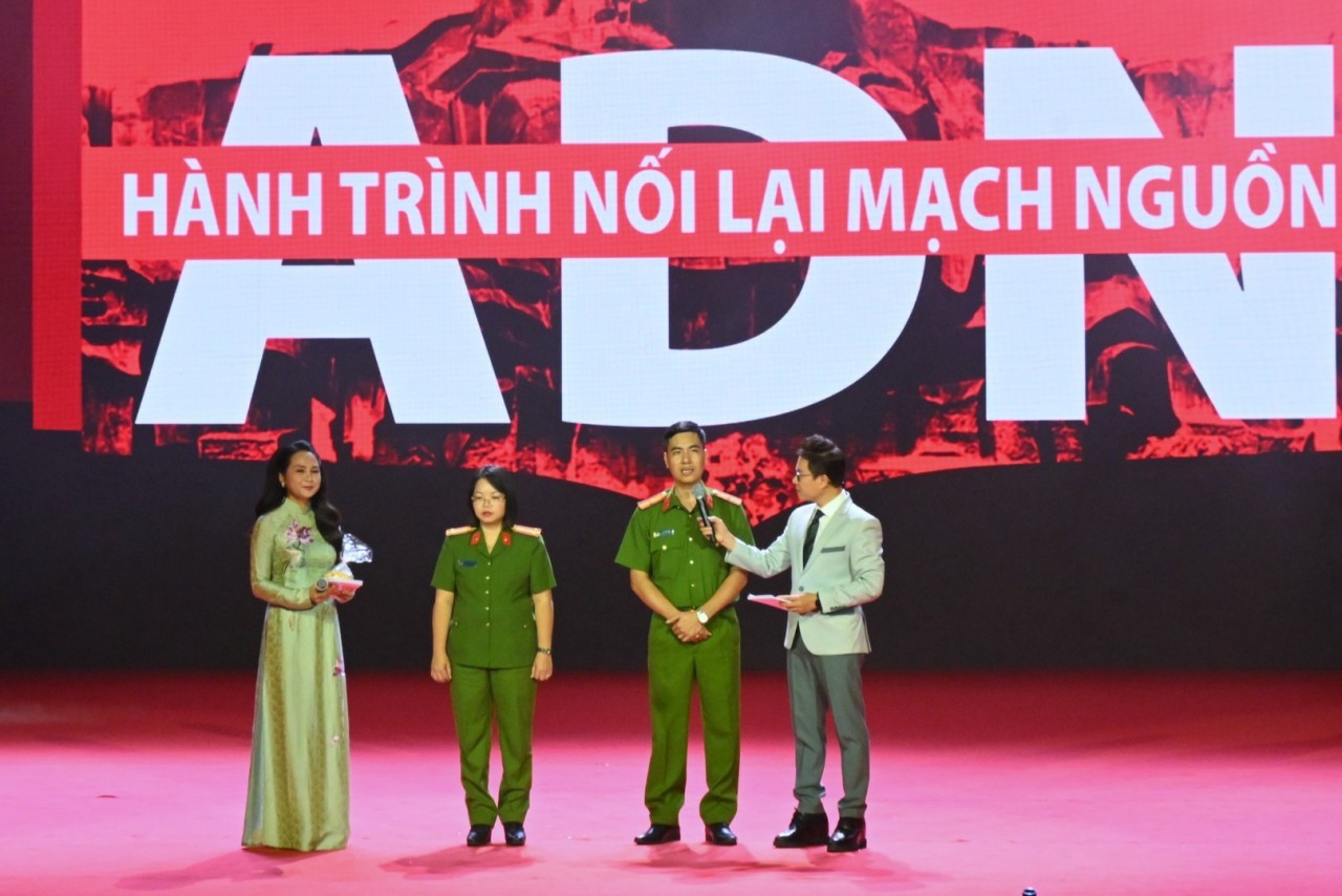 Local-level police officers share stories from their work collecting DNA samples from relatives of fallen soldiers. (Photo: Ministry of Public Security Portal)