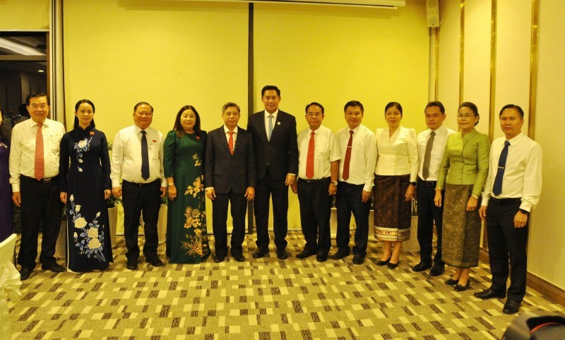 Dong Van Thanh (left) presents a commemorative gift to Alounxay Sounnalath. (Photo: HV) Dong Van Thanh (left) presents a commemorative gift to Alounxay Sounnalath. (Photo: HV)
