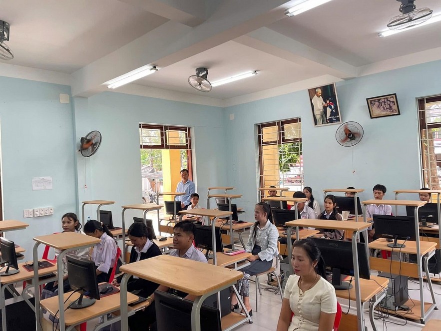 STEM Robotics Training for 30 Teachers and Students at Lao-Vietnamese Friendship School in Sekong STEM Robotics Training for 30 Teachers and Students at Lao-Vietnamese Friendship School in Sekong