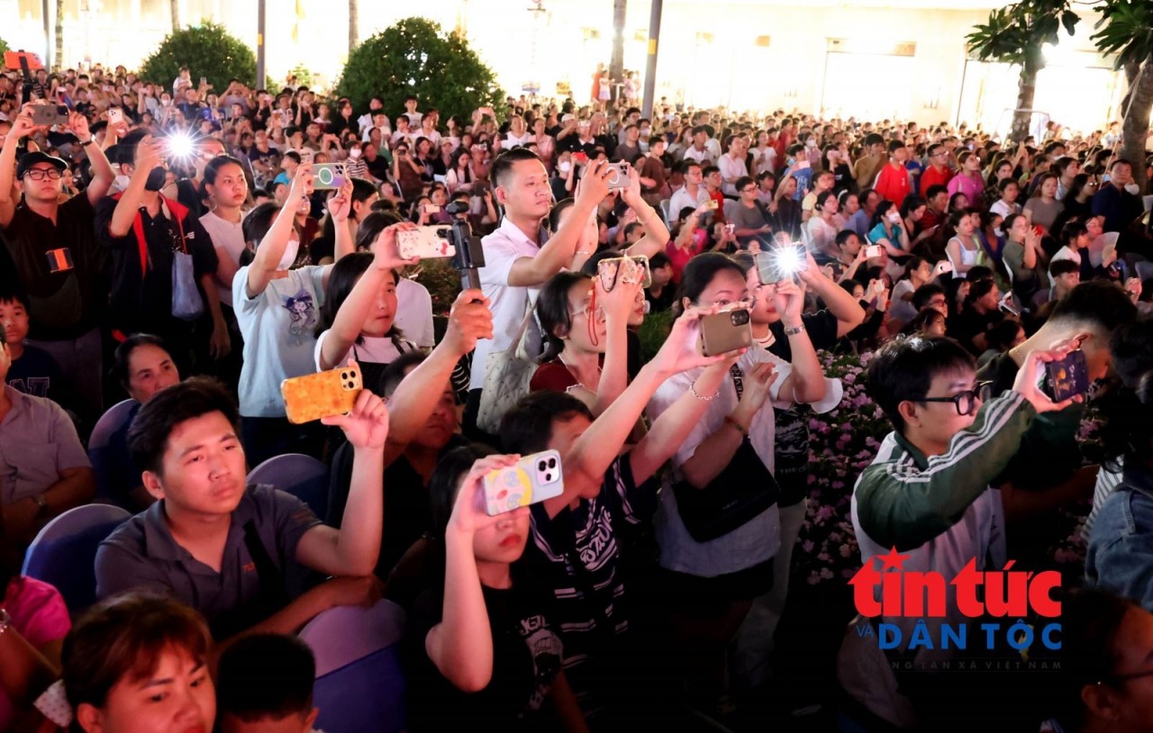 Spectators were captivated by a stunning light and technology show highlighting the 50-year journey of Ho Chi Minh City's development. (Photo: VNA) Spectators were captivated by a stunning light and technology show highlighting the 50-year journey of Ho Chi Minh City's development. (Photo: VNA)