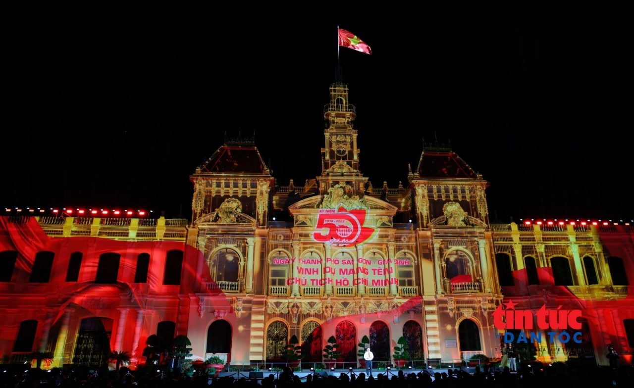 The area in front of the Ho Chi Minh City People's Committee headquarters was transformed into a vibrant display celebrating Vietnam's cultural heritage and traditional regional art, blending historic artistic values with contemporary design. (Photo: VNA) The area in front of the Ho Chi Minh City People's Committee headquarters was transformed into a vibrant display celebrating Vietnam's cultural heritage and traditional regional art, blending historic artistic values with contemporary design. (Photo: VNA)