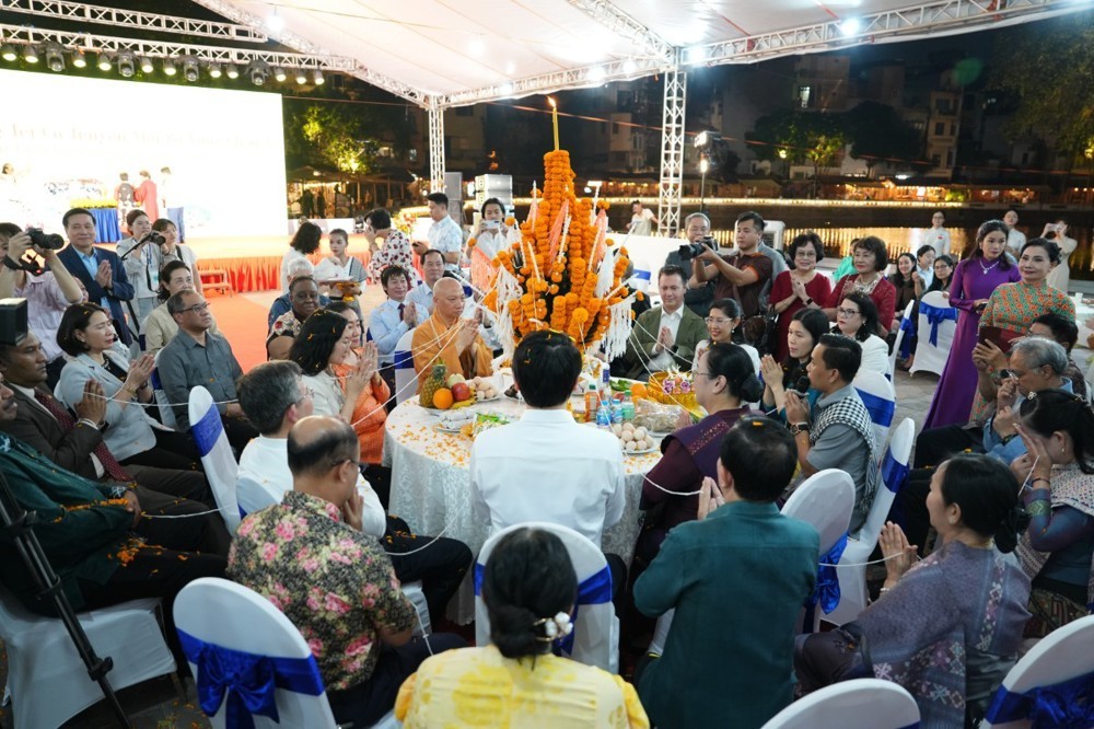 The 2026 Friendship Exchange Program celebrating the traditional New Year of several Asian countries, jointly organized by the Hanoi Union of Friendship Organizations, the Hanoi Department of Culture and Sports, and the embassies of Laos, India, Bangladesh, Cambodia, Myanmar, Thailand, and Sri Lanka on April 22, 2026. The 2026 Friendship Exchange Program celebrating the traditional New Year of several Asian countries, jointly organized by the Hanoi Union of Friendship Organizations, the Hanoi Department of Culture and Sports, and the embassies of Laos, India, Bangladesh, Cambodia, Myanmar, Thailand, and Sri Lanka on April 22, 2026.