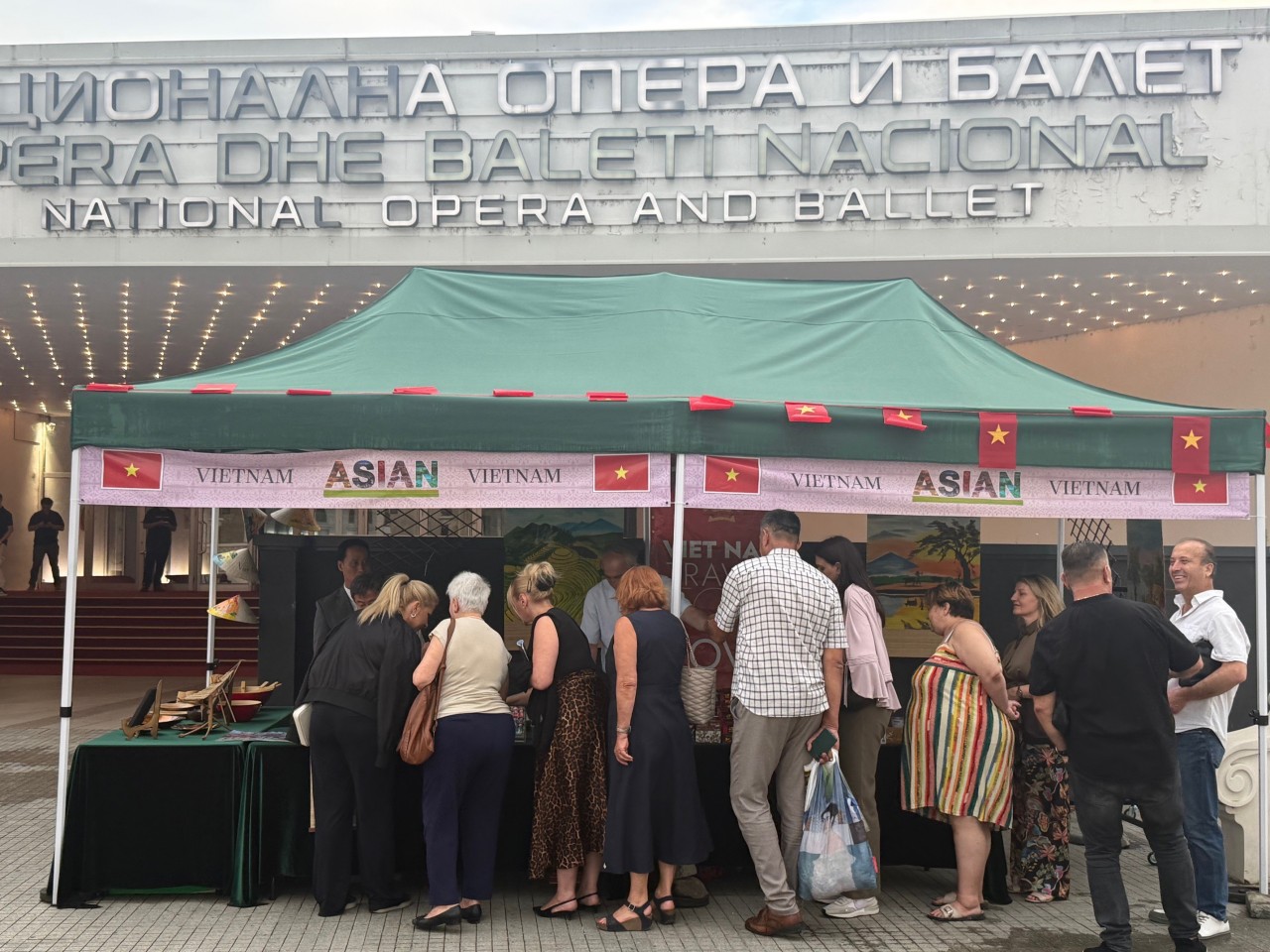 Vietnam's promotional booth attracts a large number of visitors. (Photo: Embassy of Vietnam in Bulgaria)