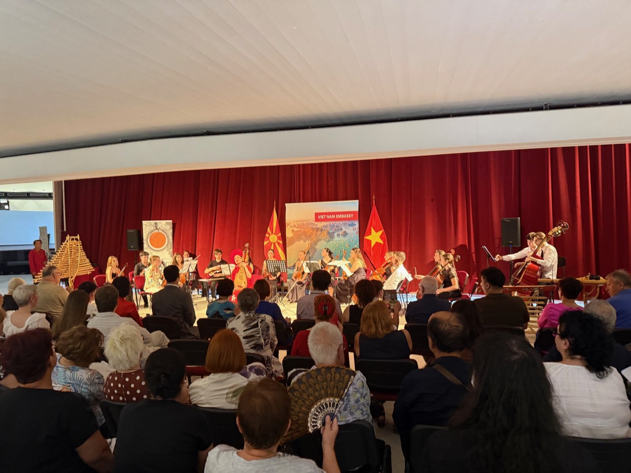 Vietnamese traditional instrumentalists perform with the Luj Symphony Orchestra. (Photo: Embassy of Vietnam in Bulgaria)