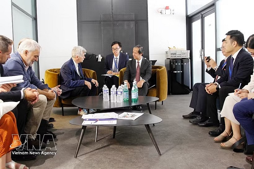 The meeting between Nguyen Kim Son (right), member of the Communist Party of Vietnam Central Committee and Vice Chairman of its Commission for Strategies and Policies, and National Secretary of the French Communist Party (PCF) Fabien Roussel (Photo: VNA) The meeting between Nguyen Kim Son (right), member of the Communist Party of Vietnam Central Committee and Vice Chairman of its Commission for Strategies and Policies, and National Secretary of the French Communist Party (PCF) Fabien Roussel (Photo: VNA)