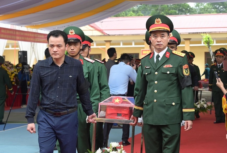Leaders of Lao Cai Province and the Lao Cai Provincial Military Command conduct the relocation of the remains of fallen heroes, June 2026. (Photo: Vietnam Navy Newspaper)