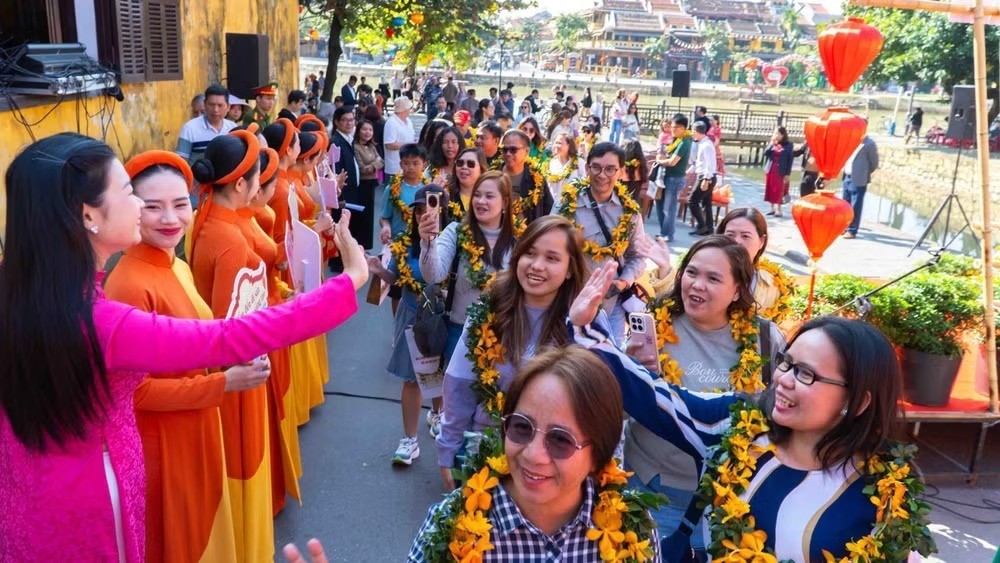 The Philippine delegation receives a warm welcome during its visit to Hoi An Ancient Town. (Photo: VNA)