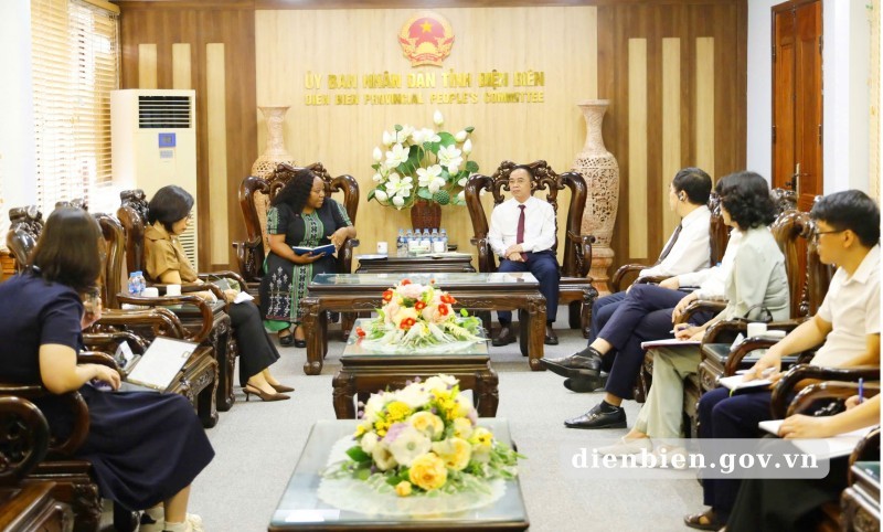 Nguyen Van Doat, Vice Chairman of the Dien Bien Provincial People's Committee, receives a delegation from the United Nations Entity for Gender Equality and the Empowerment of Women (UN Women) in Vietnam. (Photo: Tuyet Anh/dienbien.gov.vn)