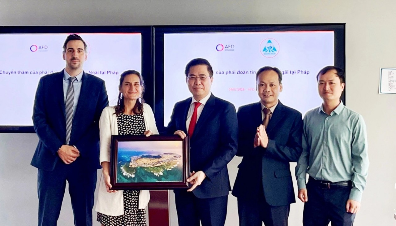 Nguyen Hoang Giang, Chairman of the Quang Ngai Provincial People's Committee (center), presents a commemorative gift to leaders of the French Development Agency (AFD). (Photo: Quang Ngai Newspaper) Nguyen Hoang Giang, Chairman of the Quang Ngai Provincial People's Committee (center), presents a commemorative gift to leaders of the French Development Agency (AFD). (Photo: Quang Ngai Newspaper)