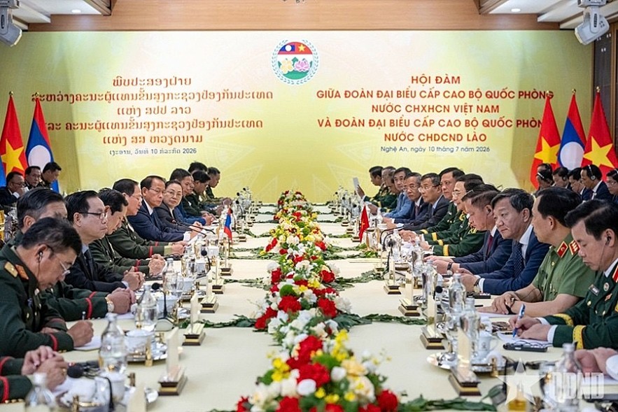 Vietnamese Deputy Prime Minister and Defence Minister Gen. Phan Van Giang and his Lao counterpart Khamliang Outhakaysone hold talks in Nghe An province on July 10 as part of the third Vietnam-Laos Border Defence Friendship Exchange. (Photo: PANO) Vietnamese Deputy Prime Minister and Defence Minister Gen. Phan Van Giang and his Lao counterpart Khamliang Outhakaysone hold talks in Nghe An province on July 10 as part of the third Vietnam-Laos Border Defence Friendship Exchange. (Photo: PANO)