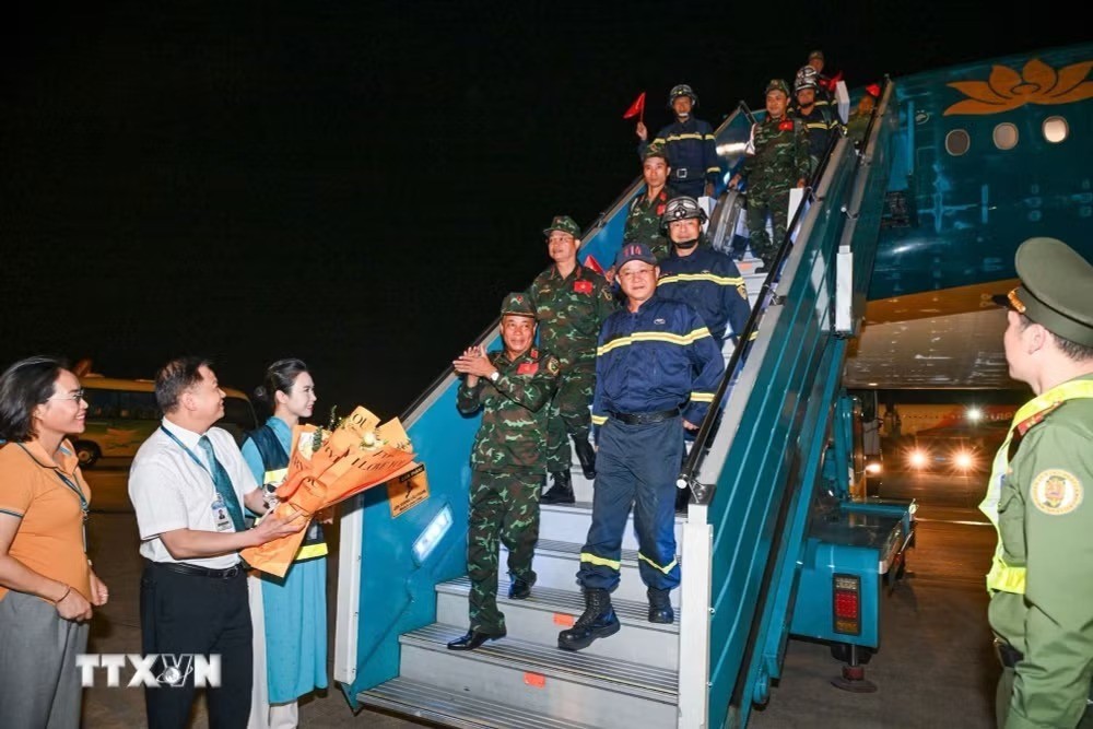 Vietnamese rescue and relief personnel arrive in Hanoi after completing their humanitarian mission in Venezuela following the twin earthquakes on June 24. (Photo: VNA)