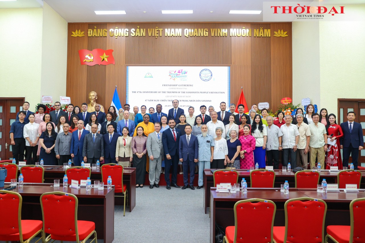Delegates pose for a commemorative group photo. (Photo: Dinh Hoa) Delegates pose for a commemorative group photo. (Photo: Dinh Hoa)