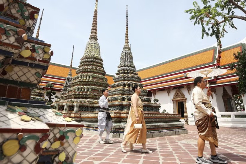 Tourists in Bangkok, Thailand. (Photo: THX/VNA) Tourists in Bangkok, Thailand. (Photo: THX/VNA)