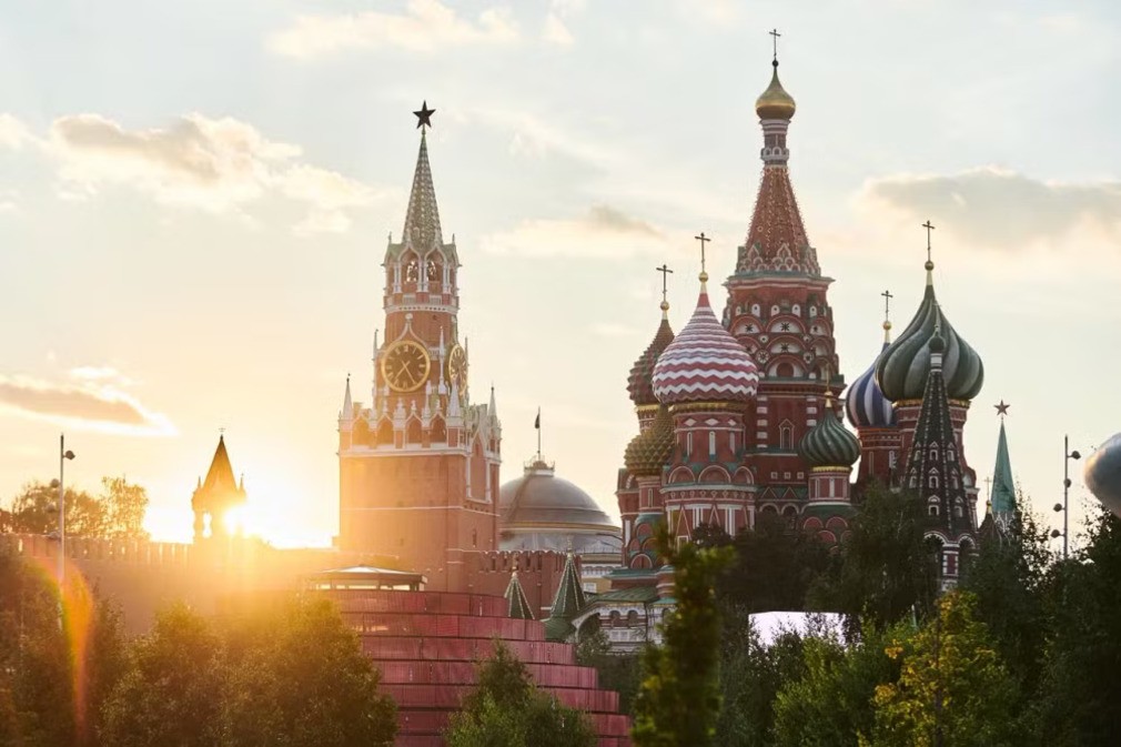 Visit Red Square to admire distinctive architectural landmarks such as the Spasskaya Tower and St. Basil’s Cathedral. (Photo: Moscow City Tourism Committee) Visit Red Square to admire distinctive architectural landmarks such as the Spasskaya Tower and St. Basil’s Cathedral. (Photo: Moscow City Tourism Committee)