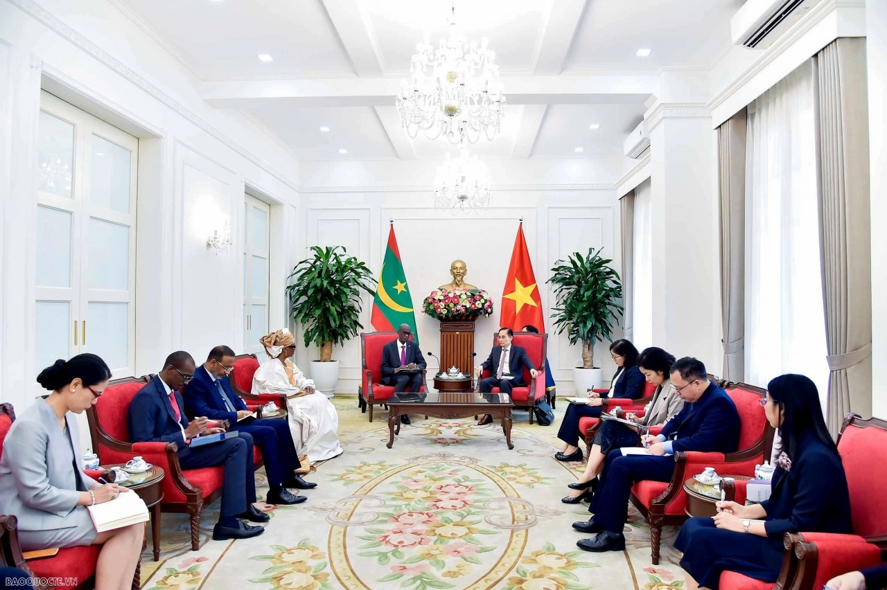 Politburo Member and Minister of Foreign Affairs Le Hoai Trung received Mauritanian Minister and Secretary-General of the Government Moctar Al Housseynou Lam, who is paying his first official visit to Vietnam. Politburo Member and Minister of Foreign Affairs Le Hoai Trung received Mauritanian Minister and Secretary-General of the Government Moctar Al Housseynou Lam, who is paying his first official visit to Vietnam.