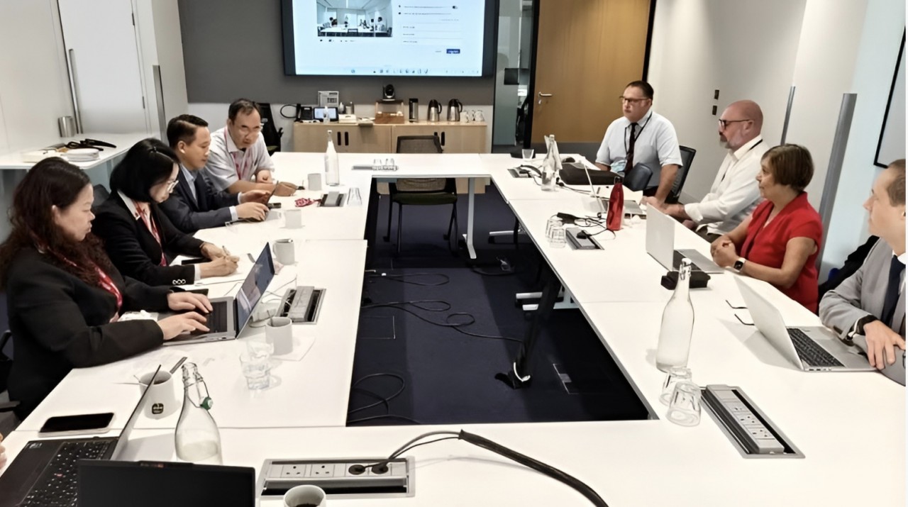 Overview of the working session. (Photo: Nhan Dan)