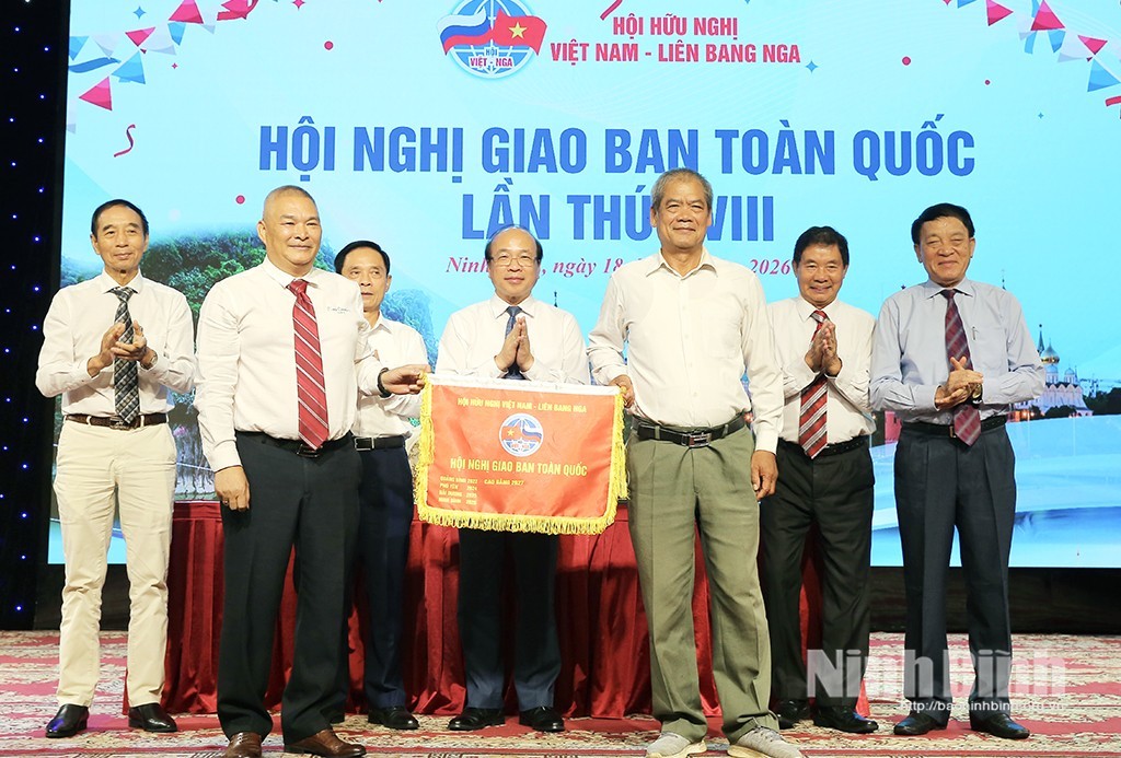 The Vietnam-Russia Friendship Association transfers hosting rights for the 19th National Coordination Conference in 2027 to the Cao Bang Vietnam-Russia Friendship Association. (Photo: Ninh Binh Newspaper and Radio-Television) The Vietnam-Russia Friendship Association transfers hosting rights for the 19th National Coordination Conference in 2027 to the Cao Bang Vietnam-Russia Friendship Association. (Photo: Ninh Binh Newspaper and Radio-Television)
