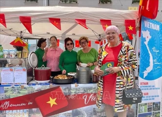 A member of the German Federal Parliament Claudia Roth visits a Vietnamese pavilion. (Photo: VNA) A member of the German Federal Parliament Claudia Roth visits a Vietnamese pavilion. (Photo: VNA)