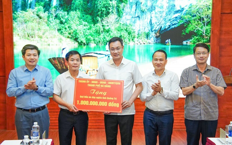 Da Nang provides Quang Tri province with VND 1 billion to support gratitude activities. (Photo: Mai Quang/danang.gov.vn) Da Nang provides Quang Tri province with VND 1 billion to support gratitude activities. (Photo: Mai Quang/danang.gov.vn)