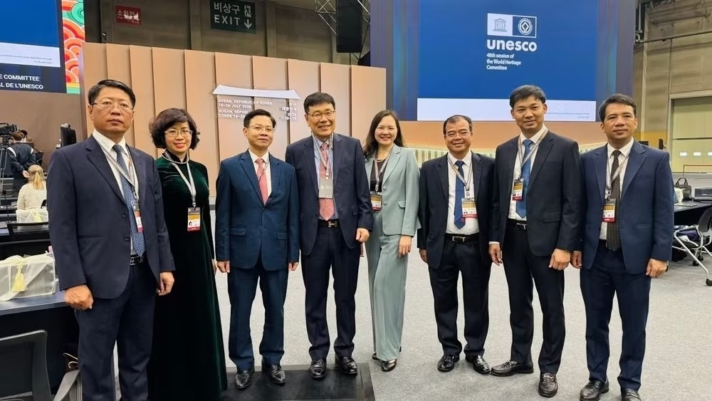 Deputy Minister of Foreign Affairs Ngo Le Van (third from the left), Session Chairperson Lee Byong-hyun, and local leaders. (Photo: VNA correspondent in the Republic of Korea) Deputy Minister of Foreign Affairs Ngo Le Van (third from the left), Session Chairperson Lee Byong-hyun, and local leaders. (Photo: VNA correspondent in the Republic of Korea)