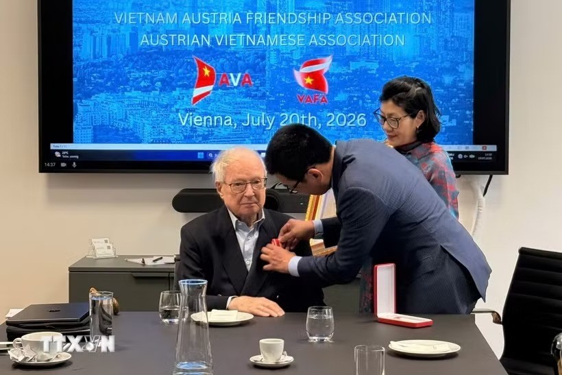 Ambassador Vu Le Thai Hoang presents the Friendship Order to Peter Jankowitsch. (Photo: VNA) Ambassador Vu Le Thai Hoang presents the Friendship Order to Peter Jankowitsch. (Photo: VNA)