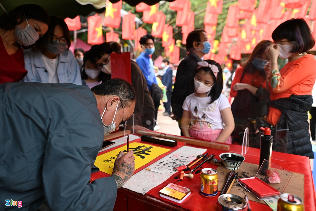 Calligraphers wear face masks, give words in Temple of Literature Calligraphers wear face masks, give words in Temple of Literature