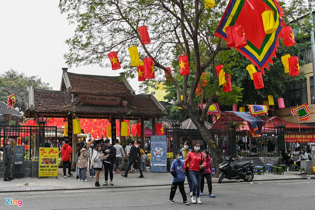 Calligraphers wear face masks, give words in Temple of Literature Calligraphers wear face masks, give words in Temple of Literature
