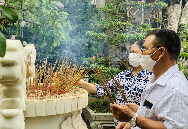 Calligraphers wear face masks, give words in Temple of Literature Calligraphers wear face masks, give words in Temple of Literature