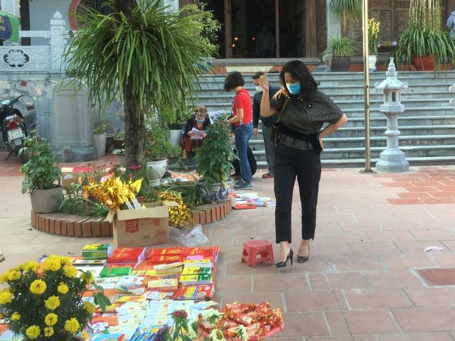 Calligraphers wear face masks, give words in Temple of Literature Calligraphers wear face masks, give words in Temple of Literature