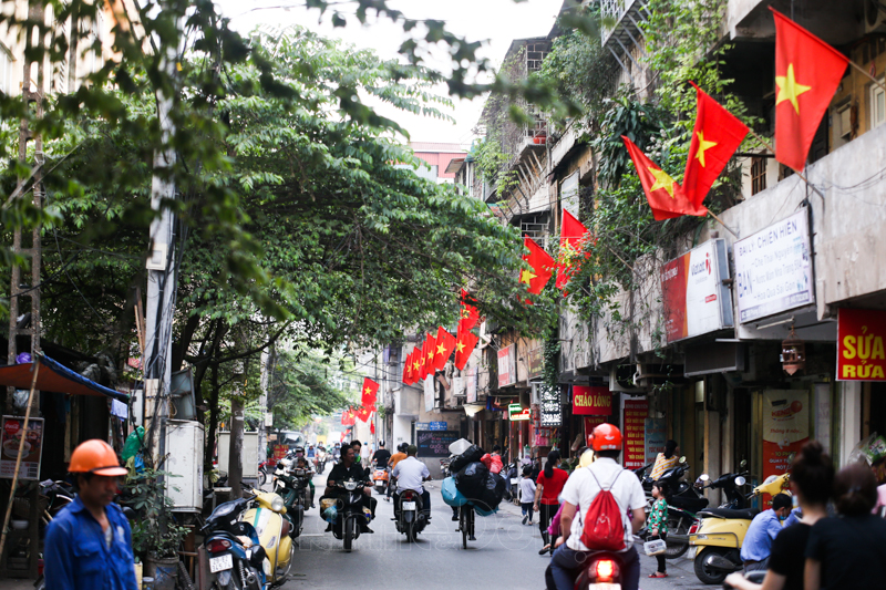 In Photo: Hanoi’s streets brilliantly decorated to celebrate National Reunification Day
