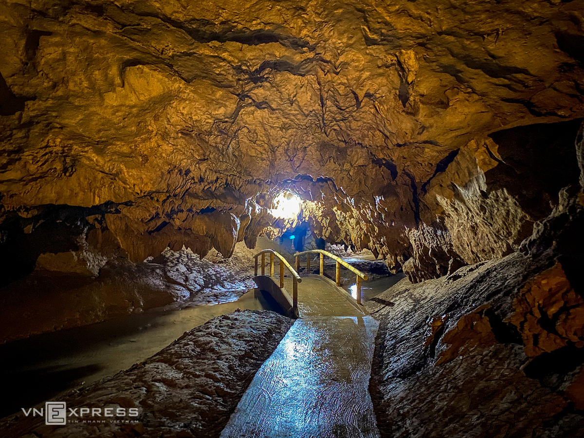 Spectacular cave with '99 mountains, 99 lakes' in northwestern province Spectacular cave with '99 mountains, 99 lakes' in northwestern province