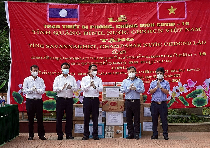 Quang Binh presents medical equipment to Laos provinces Quang Binh presents medical equipment to Laos provinces