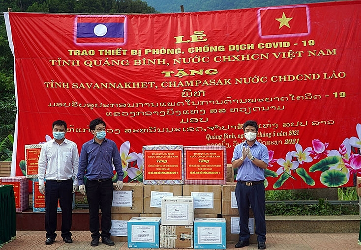 Quang Binh presents medical equipment to Laos provinces Quang Binh presents medical equipment to Laos provinces