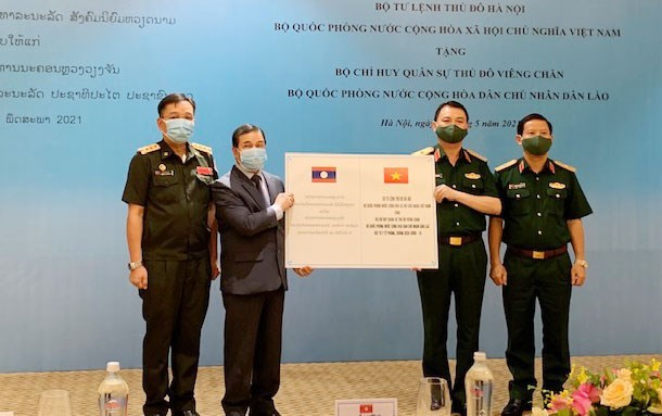 Hanoi Capital High Command presents medical supplies to Laos Hanoi Capital High Command presents medical supplies to Laos