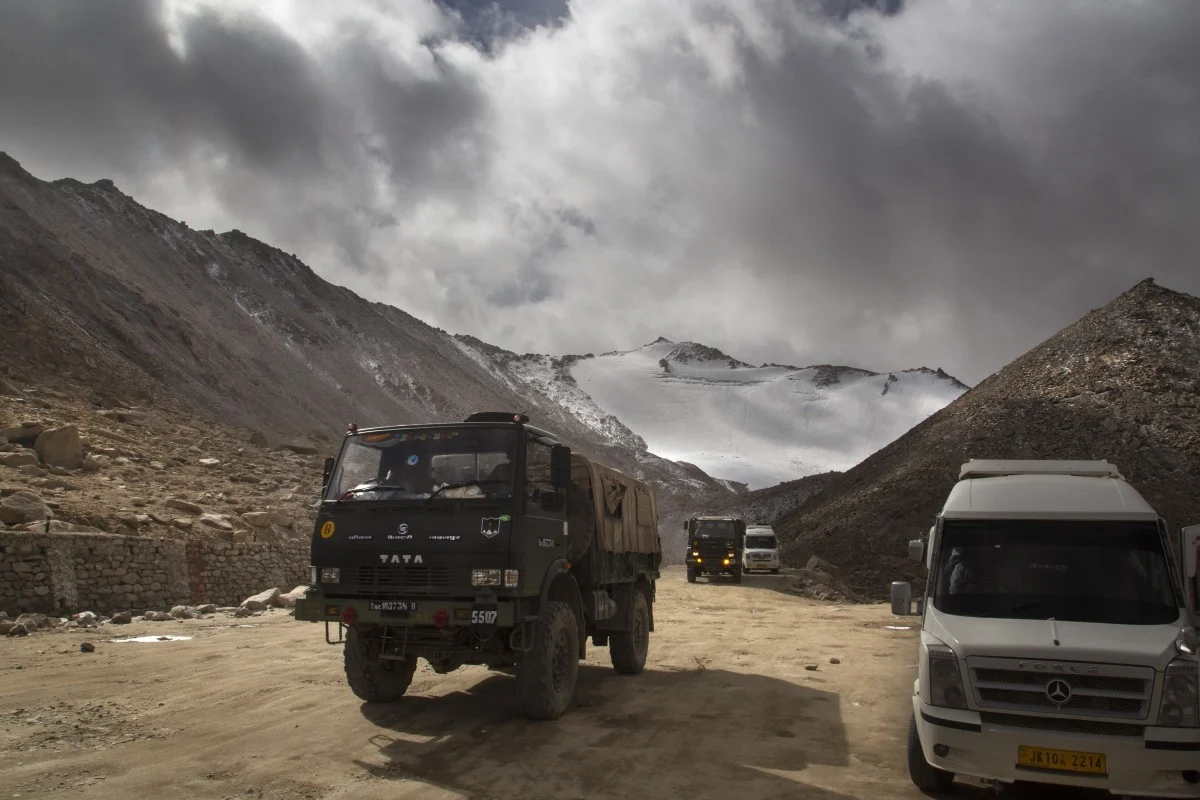 india chinas top generals hold talks at himalayan border amid efforts to defuse month long stand off