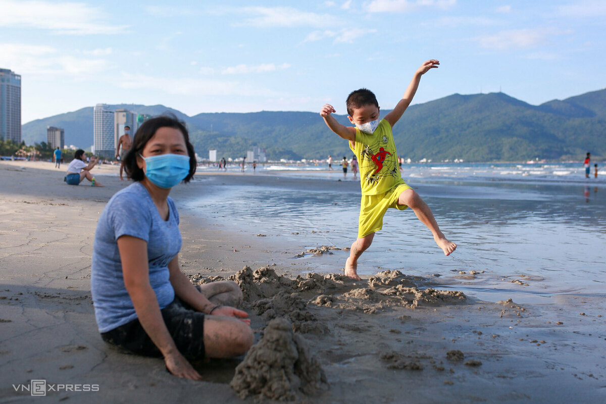 Several Vietnam’s provinces ease social distancing measures Several Vietnamese provinces ease social distancing measures