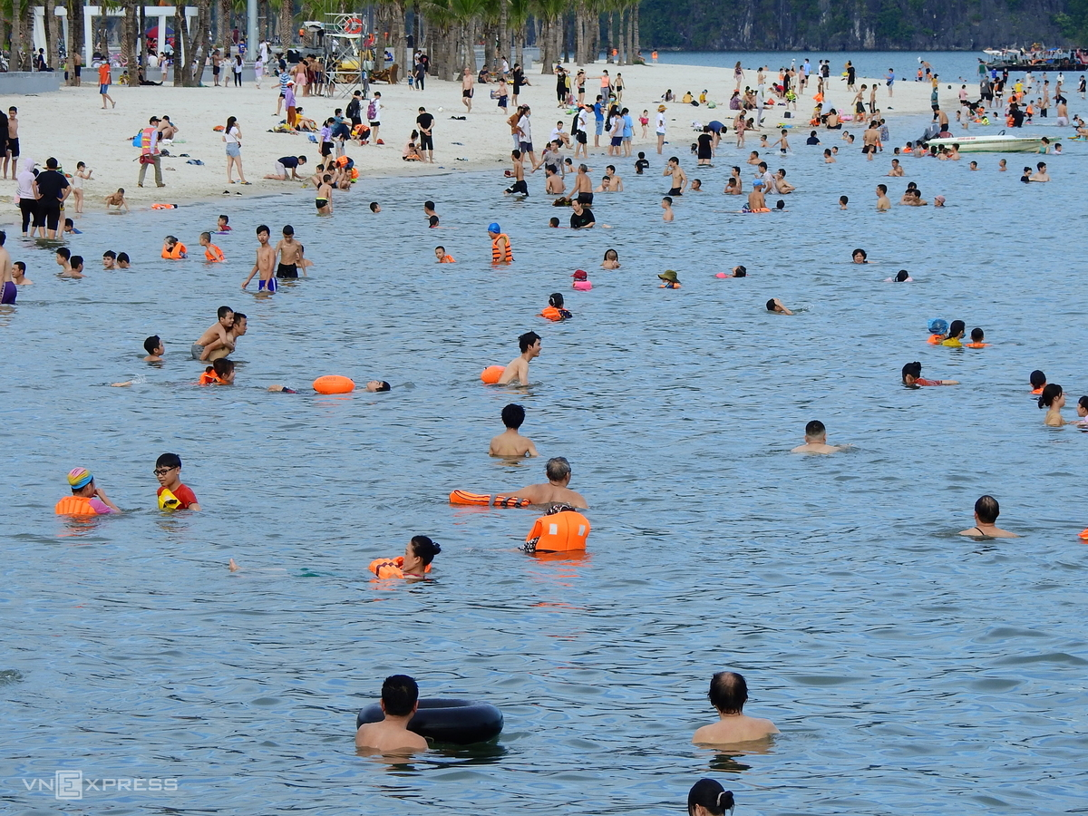 Several Vietnam’s provinces ease social distancing measures Several Vietnamese provinces ease social distancing measures