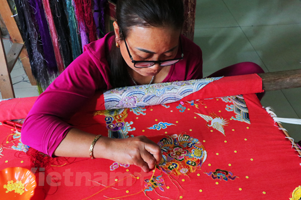 Dong Cuu: an embroidery village responsible for 'dragon robes' Dong Cuu: an embroidery village responsible for 'dragon robes'