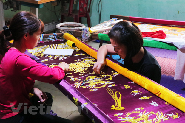 Dong Cuu: an embroidery village responsible for 'dragon robes' Dong Cuu: an embroidery village responsible for 'dragon robes'