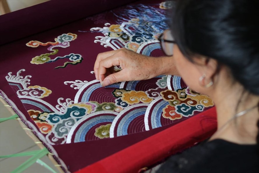 Dong Cuu: an embroidery village responsible for 'dragon robes' Dong Cuu: an embroidery village responsible for 'dragon robes'