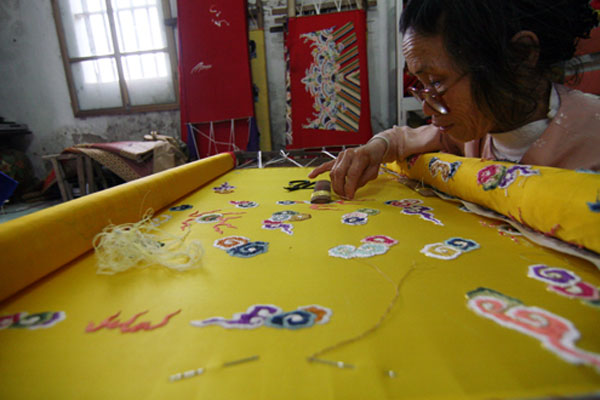 Dong Cuu: an embroidery village responsible for 'dragon robes' Dong Cuu: an embroidery village responsible for 'dragon robes'