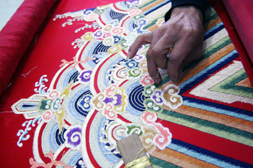 Dong Cuu: an embroidery village responsible for 'dragon robes' Dong Cuu: an embroidery village responsible for 'dragon robes'
