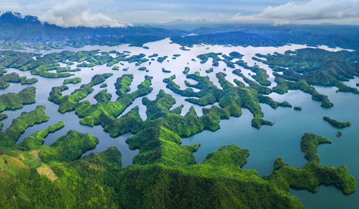 Ta Dung Lake, Ha Long Bay in Central Highlands Ta Dung Lake, Ha Long Bay of Central Highlands