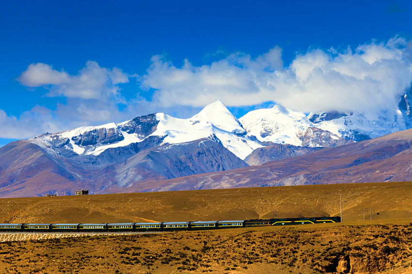 Lonely Planet names Vietnam’s Reunification Express among 10 world’s most amazing train journeys Vietnam’s Reunification Express named among top 10 world’s most amazing train journeys