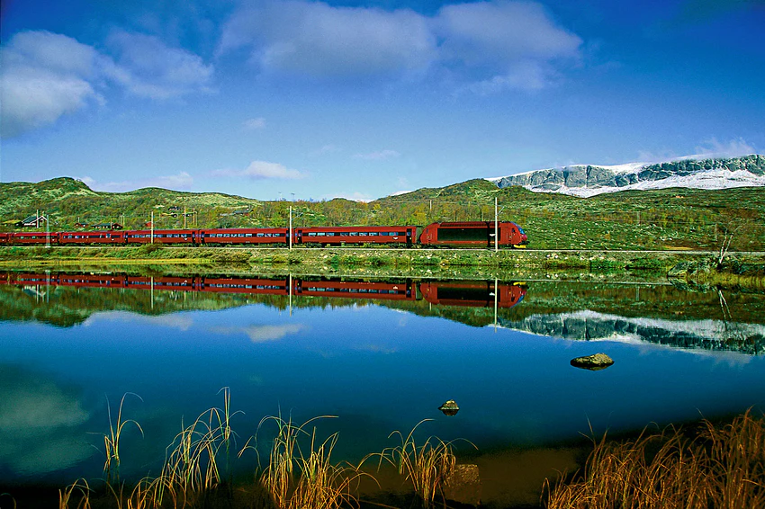 Lonely Planet names Vietnam’s Reunification Express among 10 world’s most amazing train journeys Vietnam’s Reunification Express named among top 10 world’s most amazing train journeys