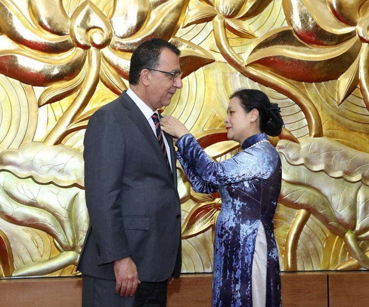 VUFO presents medal 
