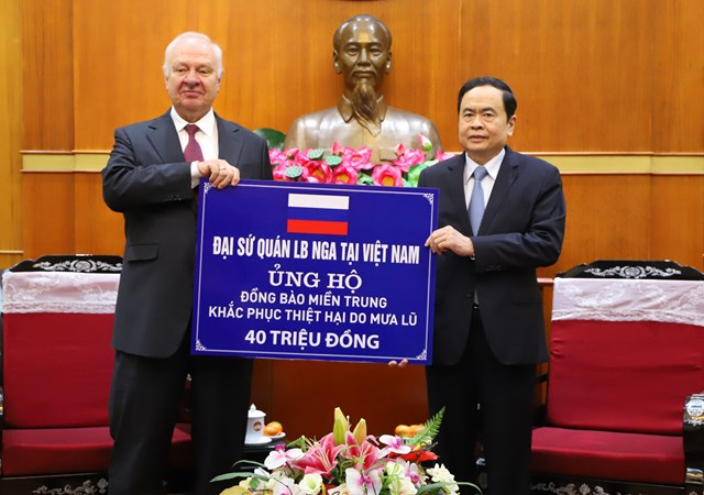 Russian Embassy in Vietnam hands over donation for flood victims in Central region Russian Embassy in Vietnam hands over donation for flood victims in Central region
