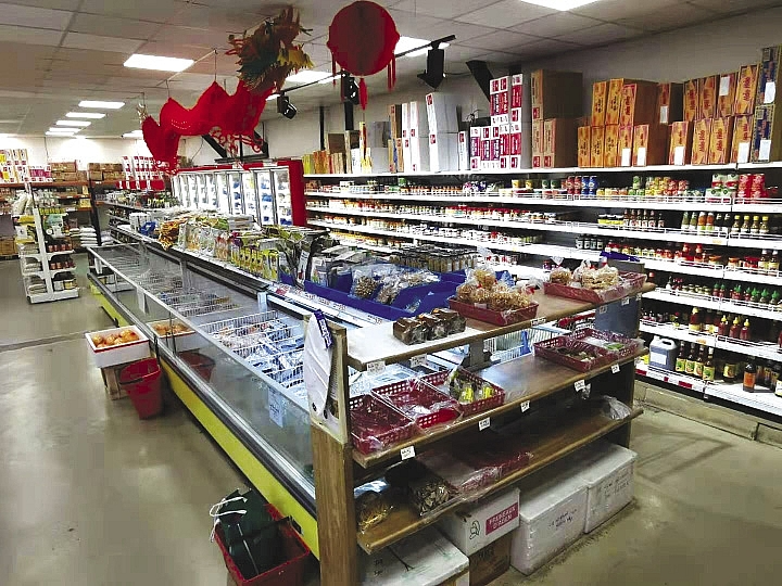 A desolated supermarket in France during Covid-19 pandemic. 3333 0125 anh 1 1 opt
